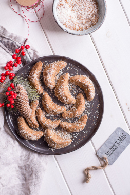 Healthy vanilla crescent cookies